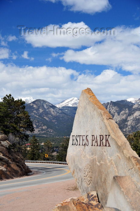 usa1520: Estes Park, Larimer County, Colorado, USA: town sign on US 36 with the Rocky Mountains peaks as backdrop - schist blade - built to commemorate the 75th Anniversary of the local Rotary Club - photo by M.Torres - (c) Travel-Images.com - Stock Photography agency - Image Bank