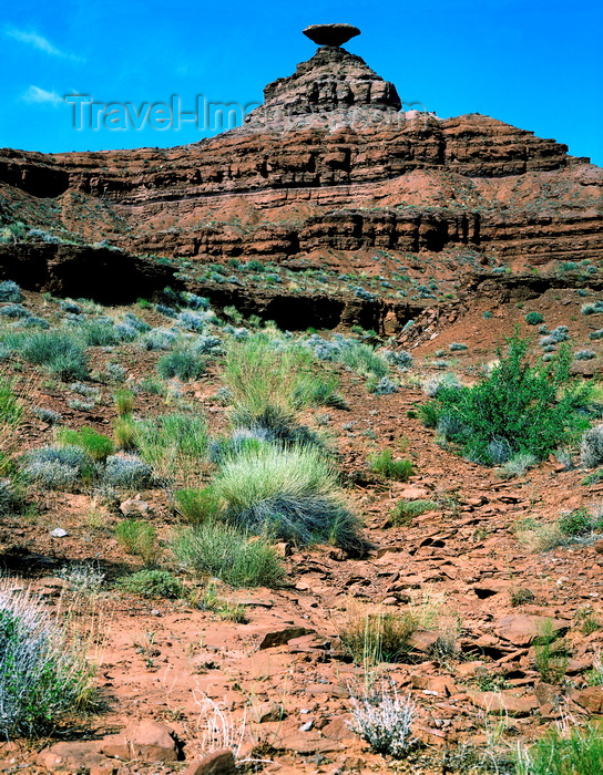 usa157: Mexican Hat, San Juan County, Utah, USA: Mexican Hat Rock - sombrero-shaped rock formation - - geological marvel of erosion - photo by J.Fekete - (c) Travel-Images.com - Stock Photography agency - Image Bank