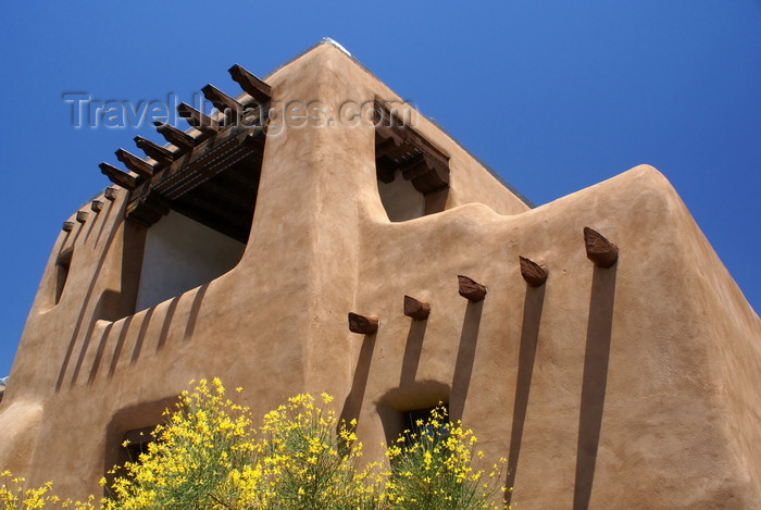 usa1582: Santa Fé, New Mexico, USA: New Mexico Museum of Art, former Museum of Fine Arts - 1 PM shadows - rounded adobe construction with dark wood details - Pueblo architecture - photo by A.Ferrari - (c) Travel-Images.com - Stock Photography agency - Image Bank