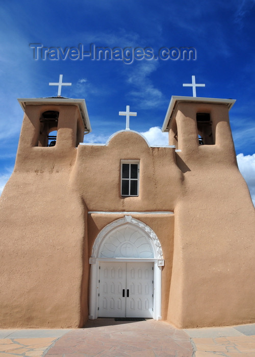 usa1587: Ranchos de Taos, Taos County, New Mexico, USA: San Francisco de Asis Church - towers with large tamped-earth buttresses - Spanish Mission architecture - photo by M.Torres - (c) Travel-Images.com - Stock Photography agency - Image Bank