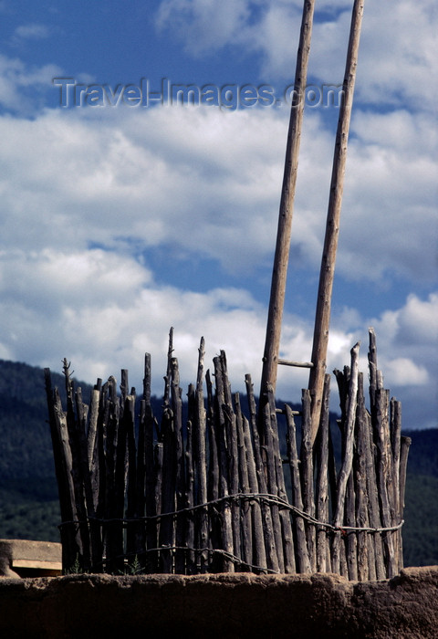 usa1588: Pueblo de Taos, New Mexico, USA: ladder and kiva ceremonial room derived from the traditions of the pre-historic Anasazi Indian tribes - photo by C.Lovell - (c) Travel-Images.com - Stock Photography agency - Image Bank