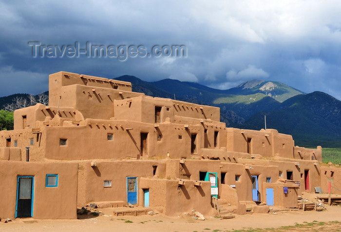 usa1592: Pueblo de Taos, New Mexico, USA: adobe dwellings the Pueblo Indians - the settlement was first established in the 14th century - North Pueblo - photo by M.Torres - (c) Travel-Images.com - Stock Photography agency - Image Bank