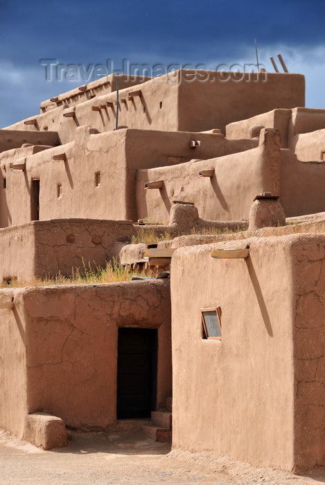 usa1594: Pueblo de Taos, New Mexico, USA: the roofs are made of cedar logs, their ends protruding through the walls; on the logs are mats of branches on which are laid grasses covered with a thick layer of mud and a finishing coat of adobe plaster - North Pueblo - photo by M.Torres - (c) Travel-Images.com - Stock Photography agency - Image Bank