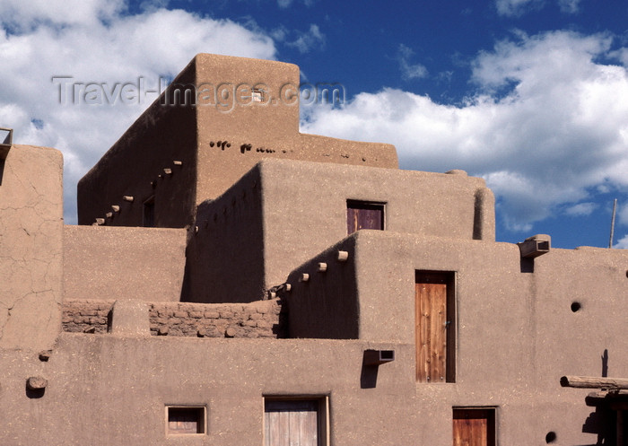 usa1599: Pueblo de Taos, New Mexico, USA: traditional type of adobe architectural ensemble from the pre-hispanic period - photo by C.Lovell - (c) Travel-Images.com - Stock Photography agency - Image Bank