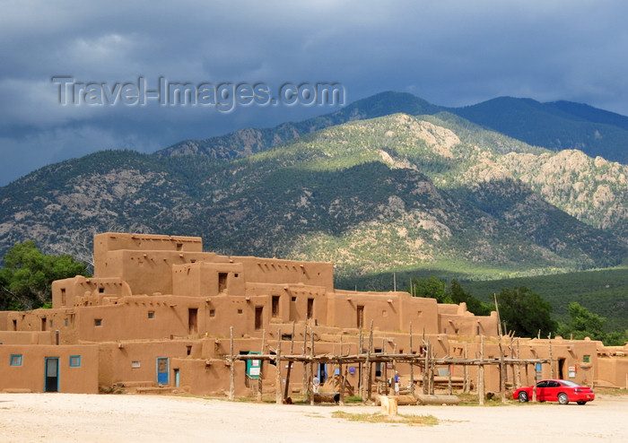 usa1604: Pueblo de Taos, New Mexico, USA: multi-storied residential complex of reddish-brown adobe against the Sangre de Cristo mountains - North Pueblo - photo by M.Torres - (c) Travel-Images.com - Stock Photography agency - Image Bank
