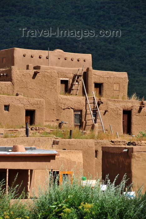 usa1606: Pueblo de Taos, New Mexico, USA: adobe houses - each year after the end of the rains the walls are covered with a new coat of adobe plaster - North Pueblo - photo by M.Torres - (c) Travel-Images.com - Stock Photography agency - Image Bank