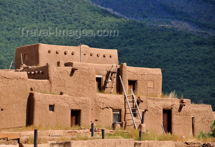 usa1608: Pueblo de Taos, New Mexico, USA: access to the higher floors is via ladders, which in the old times could be removed in case of attack by the Ute or Navaho Indians - North Pueblo - photo by M.Torres - (c) Travel-Images.com - Stock Photography agency - Image Bank