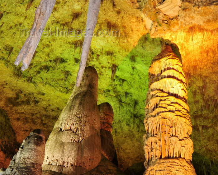 usa1631: Carlsbad Caverns, Eddy County, New Mexico, USA: Hall of Giants / Big Room - column, large stalagmites, stalactites and a ceiling covered in soda straws - speleothems - cave formations - photo by M.Torres - (c) Travel-Images.com - Stock Photography agency - Image Bank