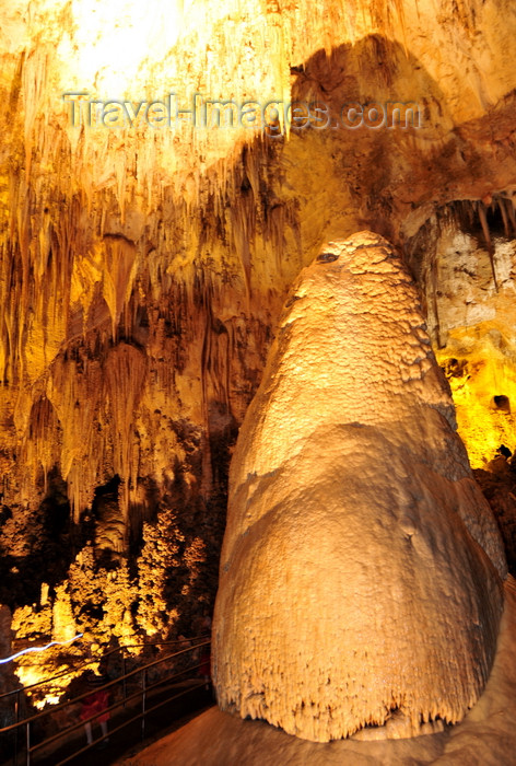 usa1633: Carlsbad Caverns, Eddy County, New Mexico, USA: Crystal Springs Dome - upward-growing, massive calcite mound deposited from drip water - conical stalagmite with flowstone around the base - speleothem, secondary mineral deposit formed in a cave - photo by M.Torres - (c) Travel-Images.com - Stock Photography agency - Image Bank