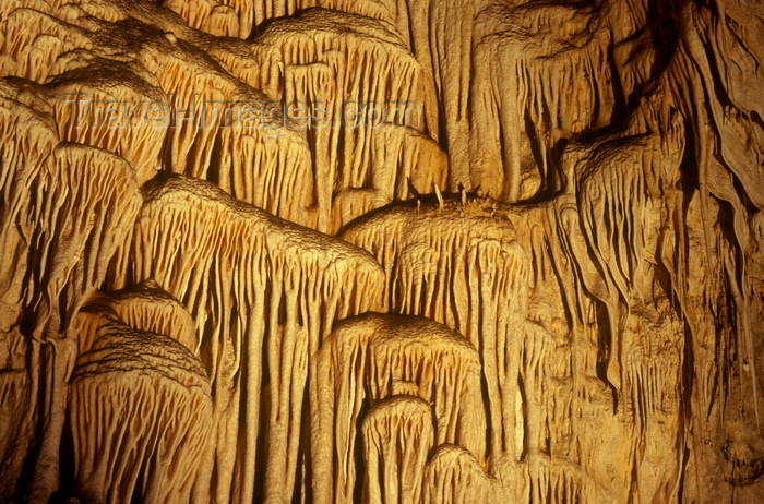 usa1638: Carlsbad Caverns, Eddy County, New Mexico, USA: limestone formations - travertine drapery flow - speleothems - Carlsbad Caverns National Park - photo by C.Lovell - (c) Travel-Images.com - Stock Photography agency - Image Bank