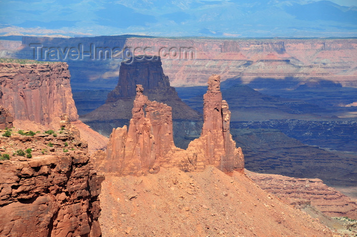 usa1647: Canyonlands National Park, Utah, USA: Washer Woman Arch, Monster Tower and Airport Tower stone formations - buttes, mesas and pillars - Shafer Canyon from Island in the Sky district - photo by M.Torres - (c) Travel-Images.com - Stock Photography agency - Image Bank