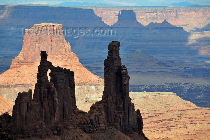 usa1649: Canyonlands National Park, Utah, USA: 'Washer Woman Arch' and 'Airport Tower' rock pillars, buttes and mesas - Shafer Canyon from Island in the Sky district - photo by M.Torres - (c) Travel-Images.com - Stock Photography agency - Image Bank