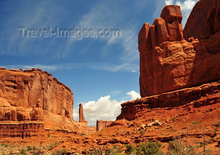 usa1663: Arches National Park, Utah, USA: Park Avenue trail - looking north along the canyon, towards Courthouse Towers - photo by M.Torres - (c) Travel-Images.com - Stock Photography agency - Image Bank