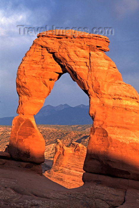 usa1692: Arches National Park, Utah, USA: Delicate Arch, the most famous and one of the parks most beautiful, glows in the late afternoon sun - photo by C.Lovell - (c) Travel-Images.com - Stock Photography agency - Image Bank