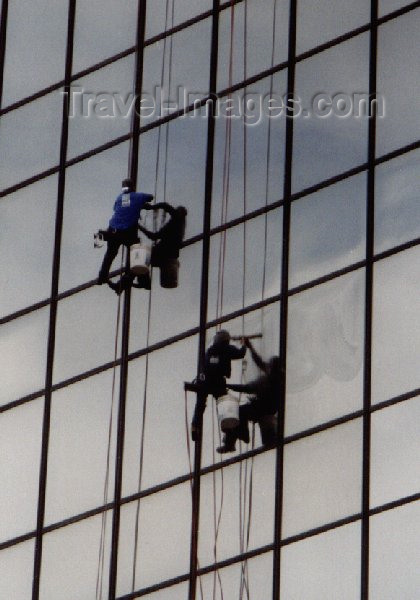 usa17: Atlanta GA / ATL / PDK / JAJ / FTY : urban hygiene - workers cleaning a skyscrapper facade - photo by M.Torres - (c) Travel-Images.com - Stock Photography agency - Image Bank