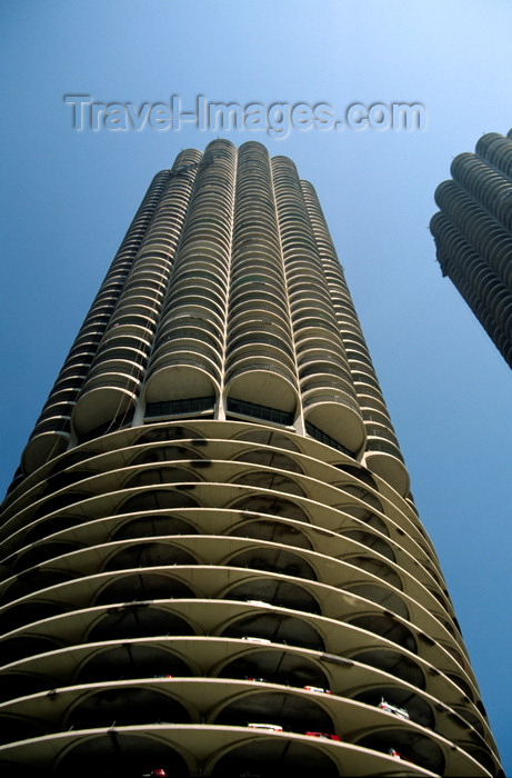 usa170: Chicago, Illinois, USA: corn cob towers - Marina City with parking, apartments, shops and river access - State Street - architect Bertrand Goldberg - photo by C.Lovell - (c) Travel-Images.com - Stock Photography agency - Image Bank