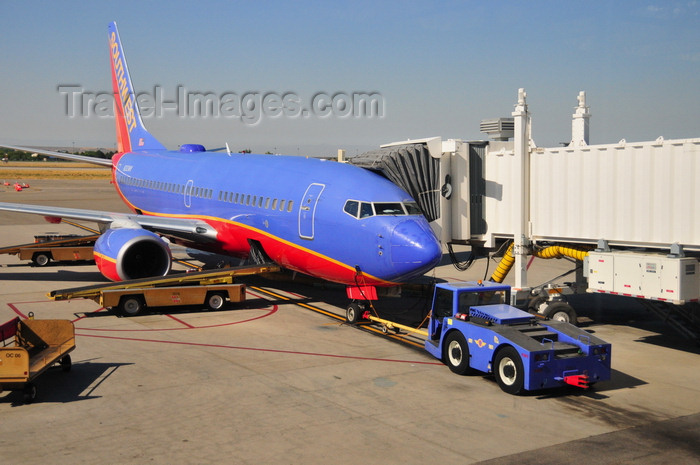 usa1708: Boise, Idaho, USA: Southwest airlines Boeing 737,  jet bridge and FMC tug  - N212WN - B737-7H4 cn 32485 - Boise Airport - Gowen Field - BOI - photo by M.Torres - (c) Travel-Images.com - Stock Photography agency - Image Bank