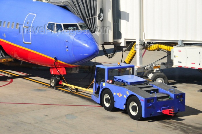 usa1709: Boise, Idaho, USA: front of Southwest Boeing 737,  jet bridge and FMC tug  - N212WN - B737-7H4 cn 32485 - Boise Airport - Gowen Field - BOI - photo by M.Torres - (c) Travel-Images.com - Stock Photography agency - Image Bank