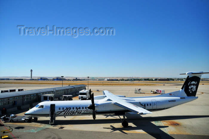 usa1710: Boise, Idaho, USA:  Horizon Air Bombardier Dash 8-Q402 operating for Alaska Airlines - N426QX cn 4154 - Boise Airport - Gowen Field - BOI - photo by M.Torres - (c) Travel-Images.com - Stock Photography agency - Image Bank