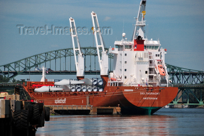 usa1791: Portsmouth, New Hampshire, USA: the Deltagracht, from Amsterdam, with a cargo of wind turbine blades - freighter built at the Jinling Shipyard, Nanjing - IMO 9420801 - Spliethoff - Piscataqua River - Piscataqua River Bridge - New England - photo by M.Torres - (c) Travel-Images.com - Stock Photography agency - Image Bank