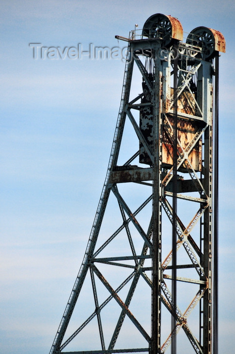 usa1795: Portsmouth, New Hampshire, USA: Memorial Bridge - detail of the lift mechanism - through truss lift bridge - New England - photo by M.Torres - (c) Travel-Images.com - Stock Photography agency - Image Bank