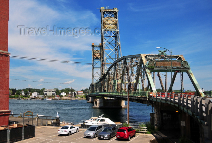 usa1799: Portsmouth, New Hampshire, USA: Memorial Bridge - through truss lift bridge between Portsmouth, New Hampshire and Badger's Island in Kittery, Maine - open to bicycle and pedestrian traffic only - Piscataqua River - Badgers Island, ME - New England - photo by M.Torres - (c) Travel-Images.com - Stock Photography agency - Image Bank