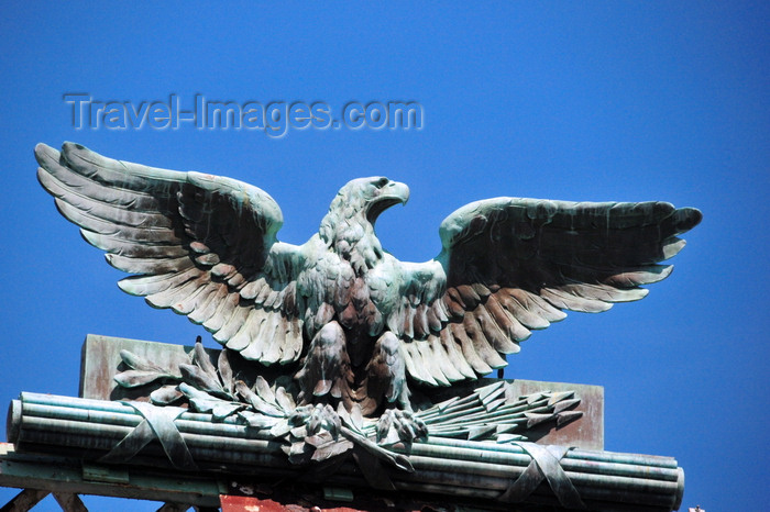 usa1800: Portsmouth, New Hampshire, USA:  Memorial Bridge - eagle clutching a fasces -fascist symbolism - memorial to the sailors and soldiers of NH who participated in WWI - New England - photo by M.Torres - (c) Travel-Images.com - Stock Photography agency - Image Bank