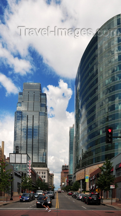 usa1817: Kansas City, Missouri, USA: view along Maint Street from 14th Street - jogger at traffic light, H&R Block Headquarters tower with One Kansas City Place in the background - photo by M.Torres - (c) Travel-Images.com - Stock Photography agency - Image Bank