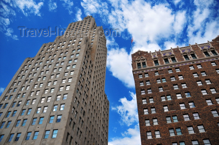 usa1820: Kansas City, Missouri, USA: Kansas City Power and Light Building and Hilton President Kansas City Hotel, famous for the The Drum Room and Warren Durrett's Orchestra - view from the corner of 14th St W and Baltimore Ave. - photo by M.Torres - (c) Travel-Images.com - Stock Photography agency - Image Bank