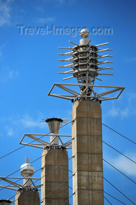 usa1823: Kansas City, Missouri, USA: Bartle Hall Convention Center, partly suspended above Truman Road and Interstate I-670 - Bartle Hall art deco inspired Pylons - sculptures by R.M. Fisher, called 'Sky Stations' -  HNTB Architects - 301 West 13th Street - photo by M.Torres - (c) Travel-Images.com - Stock Photography agency - Image Bank