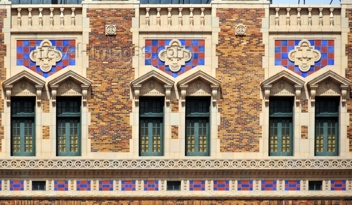 usa1826: Kansas City, Missouri, USA: Hilton President Kansas City Hotel - brick facade with bays of paired double-hung sash windowsset in terracotta ornamentation - Italian Romanesque style - architects Shepard and Wiser - 1329-1335 Baltimore Avenue - Power and Light Entertainment District - photo by M.Torres - (c) Travel-Images.com - Stock Photography agency - Image Bank