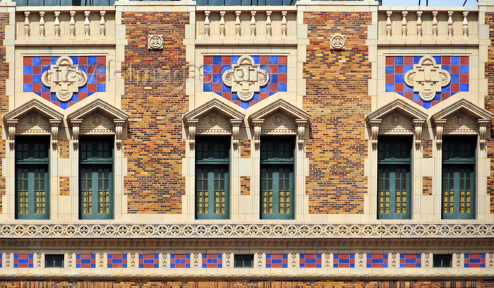 usa1826: Kansas City, Missouri, USA: Hilton President Kansas City Hotel - brick facade with bays of paired double-hung sash windowsset in terracotta ornamentation - Italian Romanesque style - architects Shepard and Wiser - 1329-1335 Baltimore Avenue - Power and Light Entertainment District - photo by M.Torres - (c) Travel-Images.com - Stock Photography agency - Image Bank