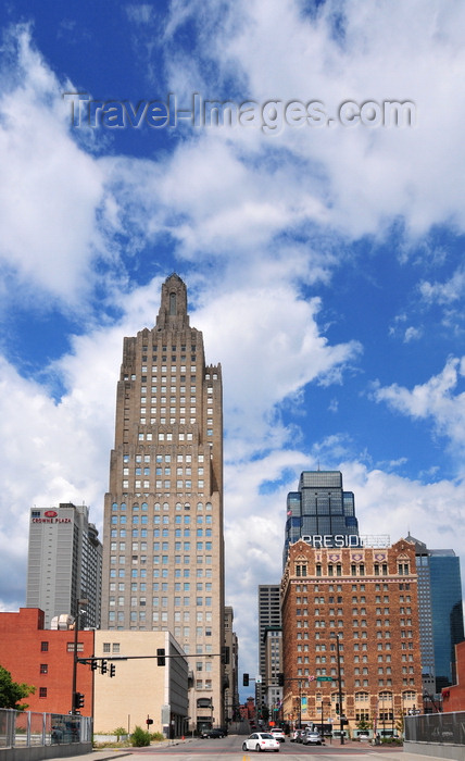 usa1827: Kansas City, Missouri, USA: view along view from Baltimore Ave. - Power and Light Entertainment District - Kansas City Power and Light Building and President Hotel - Crowne Plaza, One Kansas City Place and Town Pavilion in the background - photo by M.Torres - (c) Travel-Images.com - Stock Photography agency - Image Bank