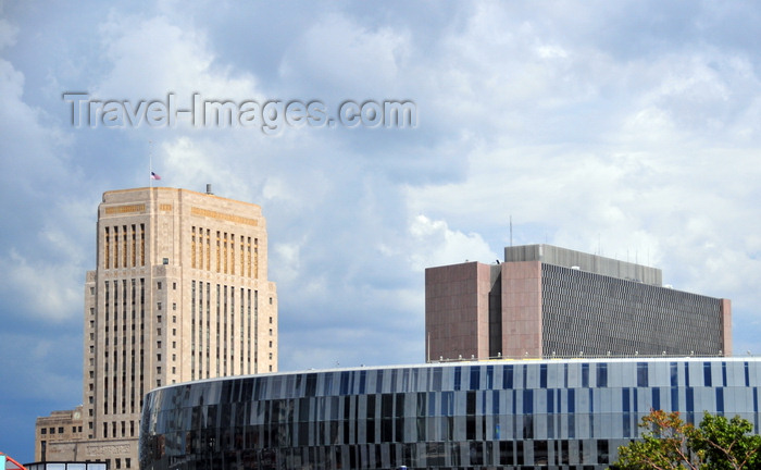 usa1830: Kansas City, Missouri, USA: Sprint Center indoor arena - 1407 Grand Boulevard, Power and Light District - design by Populous, Ellerbe Becket and 360 Architecture in Futurism style - Jackson County Courthouse and Richard Bolling Federal Building in the background - photo by M.Torres - (c) Travel-Images.com - Stock Photography agency - Image Bank