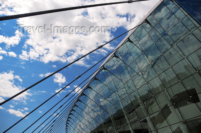 usa1831: Kansas City, Missouri, USA: Kauffman Center for the Performing Arts - front elevation in glass, revealing the interior - cables and  glass tent-like structure - photo by M.Torres - (c) Travel-Images.com - Stock Photography agency - Image Bank