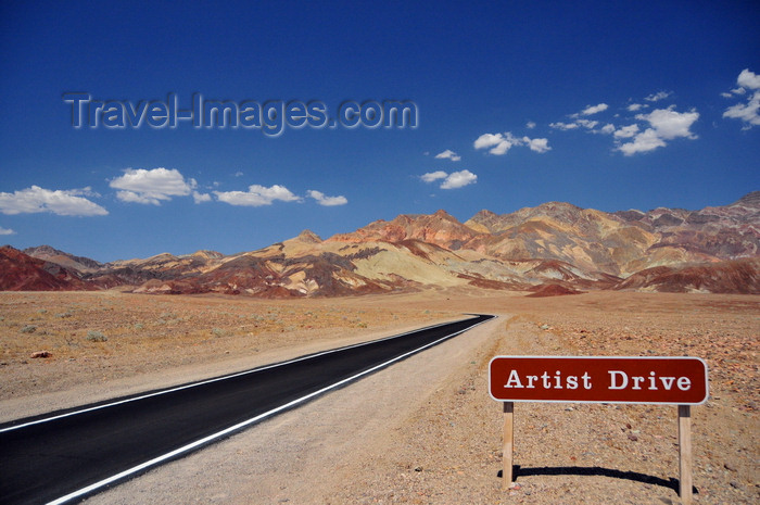 usa1848: Death Valley National Park, California, USA: Artist Drive - spectacular rocky landscape - sign and road at the loop's entrance - photo by M.Torres - (c) Travel-Images.com - Stock Photography agency - Image Bank