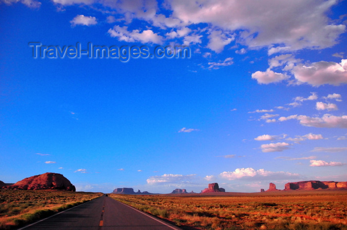usa1864: Monument Valley, Navajo Nation, Arizona, USA: U.S. Route 163, south of the Utah border - buttes and mesas - photo by M.Torres - (c) Travel-Images.com - Stock Photography agency - Image Bank