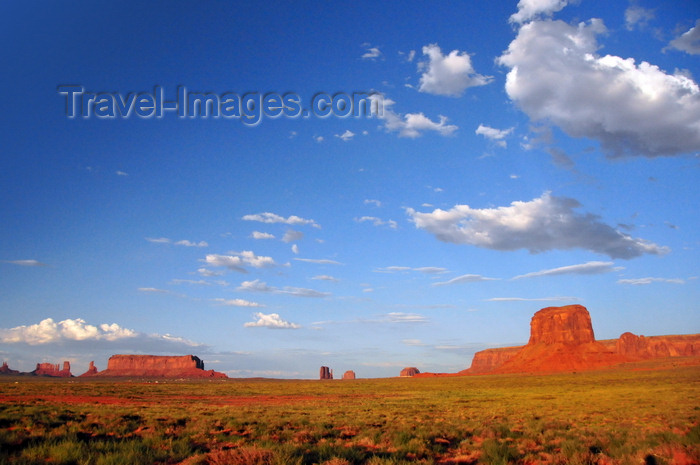 usa1865: Monument Valley, Navajo Nation, Arizona, USA: landscape used in many western movies - Four Corners area - photo by M.Torres - (c) Travel-Images.com - Stock Photography agency - Image Bank