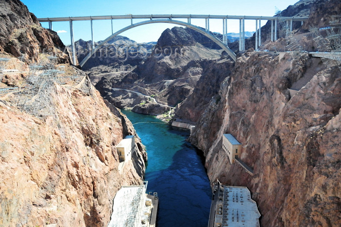 usa1880: Hoover Dam, Mohave County, Arizona, USA: Mike O'Callaghan – Pat Tillman Memorial Bridge, also known as the Hoover Dam Bypass - the concrete arch rises up from the wall of the Black Canyon, 300 meters above the Colorado River - United States Highway 93 - photo by M.Torres - (c) Travel-Images.com - Stock Photography agency - Image Bank