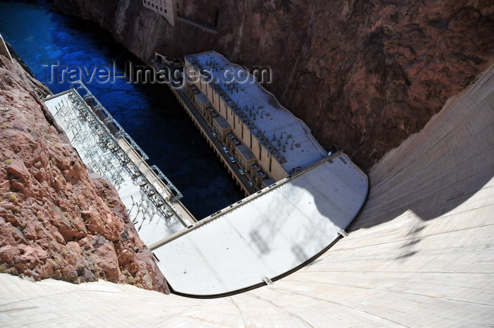 usa1881: Hoover Dam, Mohave County, Arizona, USA: the powerhouse from above - houses 17 Francis-type vertical hydraulic turbines - nominal capacity is 2,080 megawatts - operated by the U.S. Bureau of Reclamation - photo by M.Torres - (c) Travel-Images.com - Stock Photography agency - Image Bank