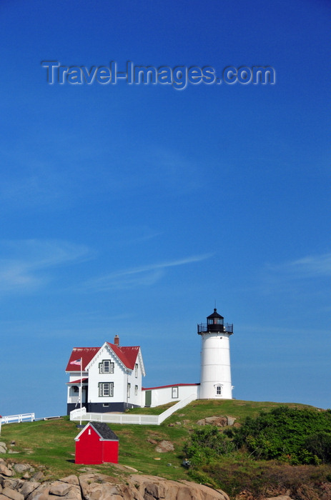 usa1919: York, Maine, New England, USA: Cape Neddick Lighthouse, built in 1879 - the 12 meter tower is a mixed structure of cast iron and brick - Nubble Light - photo by M.Torres - (c) Travel-Images.com - Stock Photography agency - Image Bank