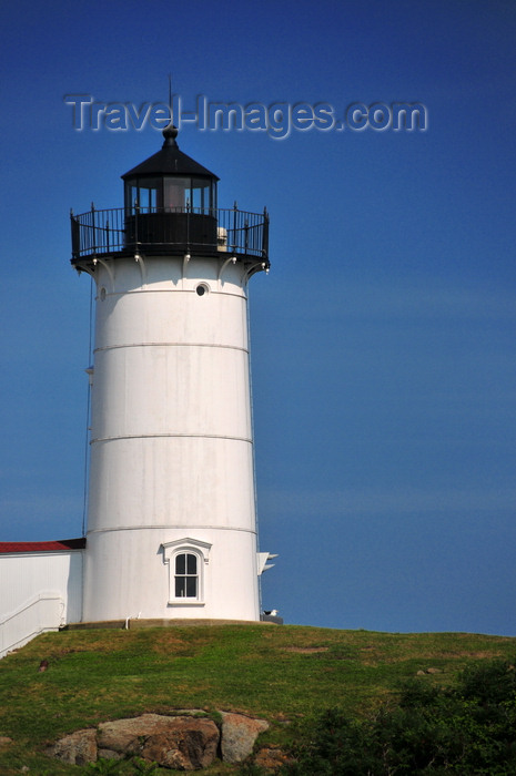 usa1921: York, Maine, New England, USA: Cape Neddick Lighthouse - Nubble Light still keeps its its Fresnel lens - USCG number 1-125 - photo by M.Torres - (c) Travel-Images.com - Stock Photography agency - Image Bank
