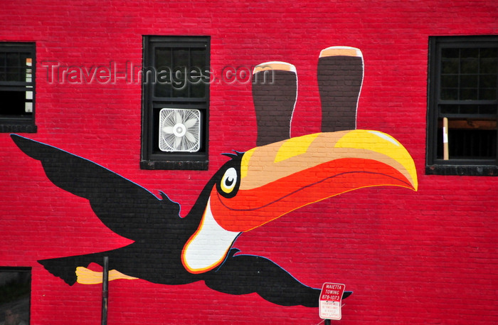 usa1926: Portland, Maine, New England, USA: Guinness toucan flying with two pints of stout, mural inspired in the posters by John Gilroy - Brian Boru pub - Center Street - photo by M.Torres - (c) Travel-Images.com - Stock Photography agency - Image Bank