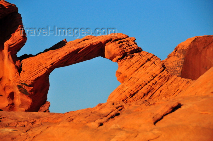 usa193: Valley of Fire State Park, Clark County, Nevada, USA: natural arch - red sandstone formation - photo by M.Torres - (c) Travel-Images.com - Stock Photography agency - Image Bank