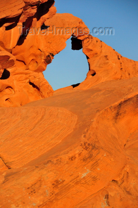 usa194: Valley of Fire State Park, Clark County, Nevada, USA: Arch Rock - natural arch - red sandstone formation - photo by M.Torres - (c) Travel-Images.com - Stock Photography agency - Image Bank