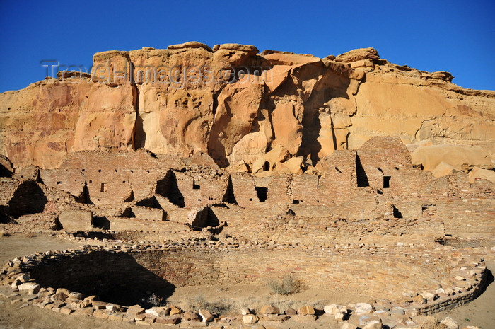usa2000: Chaco Canyon National Historical Park, New Mexico, USA: Pueblo Bonito under the cliffs - kiva and Great House - UNESCO World Heritage Site - photo by M.Torres - (c) Travel-Images.com - Stock Photography agency - Image Bank