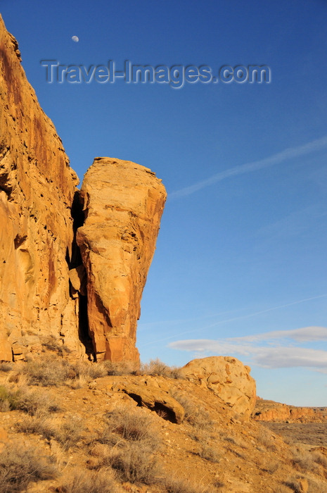 usa2002: Chaco Canyon National Historical Park, New Mexico, USA: tall cliffs with a fangerous fractured stone near Pueblo Bonito - photo by M.Torres - (c) Travel-Images.com - Stock Photography agency - Image Bank