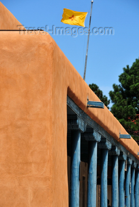 usa202: Santa Fé, New Mexico, USA: offices of the Santa Fé County Clerk - County Courthouse, built in 1939 - blue columns and New Mexico flag - Sandoval Street and Grant Avenue - photo by M.Torres - (c) Travel-Images.com - Stock Photography agency - Image Bank