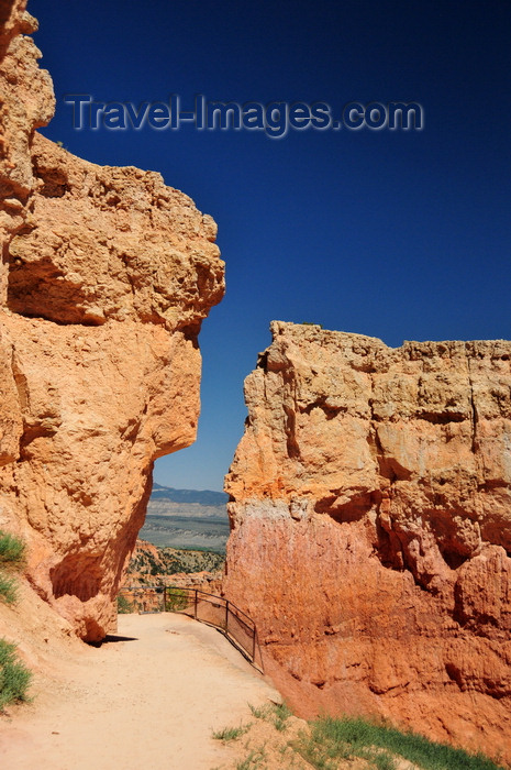 usa2028: Bryce Canyon National Park, Utah, USA: Sunset Point - the trail passes through an opening in a rock wall - photo by M.Torres - (c) Travel-Images.com - Stock Photography agency - Image Bank