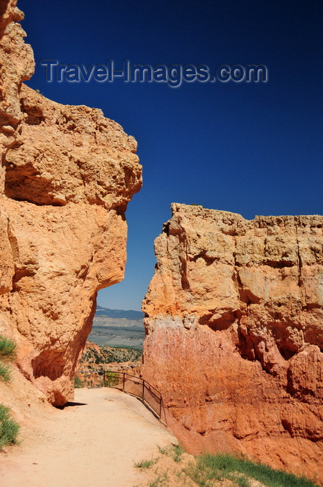 usa2028: Bryce Canyon National Park, Utah, USA: Sunset Point - the trail passes through an opening in a rock wall - photo by M.Torres - (c) Travel-Images.com - Stock Photography agency - Image Bank